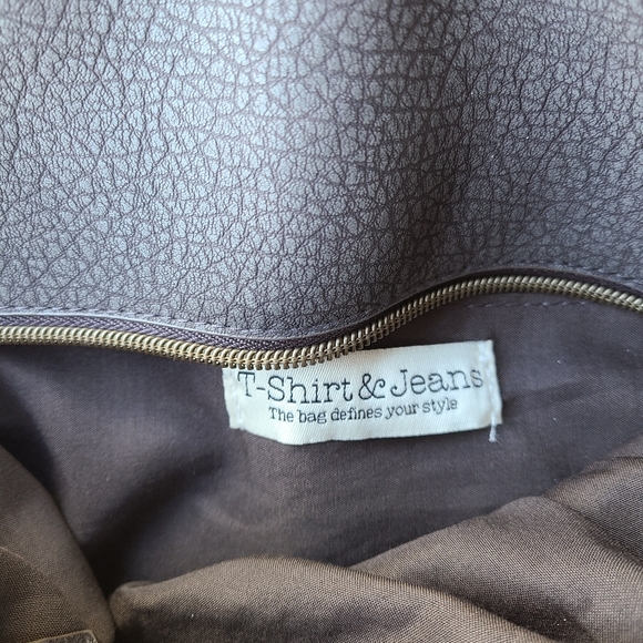 This brown purse is new and never used. It was a gift so there's no tags. - Picture 3 of 7